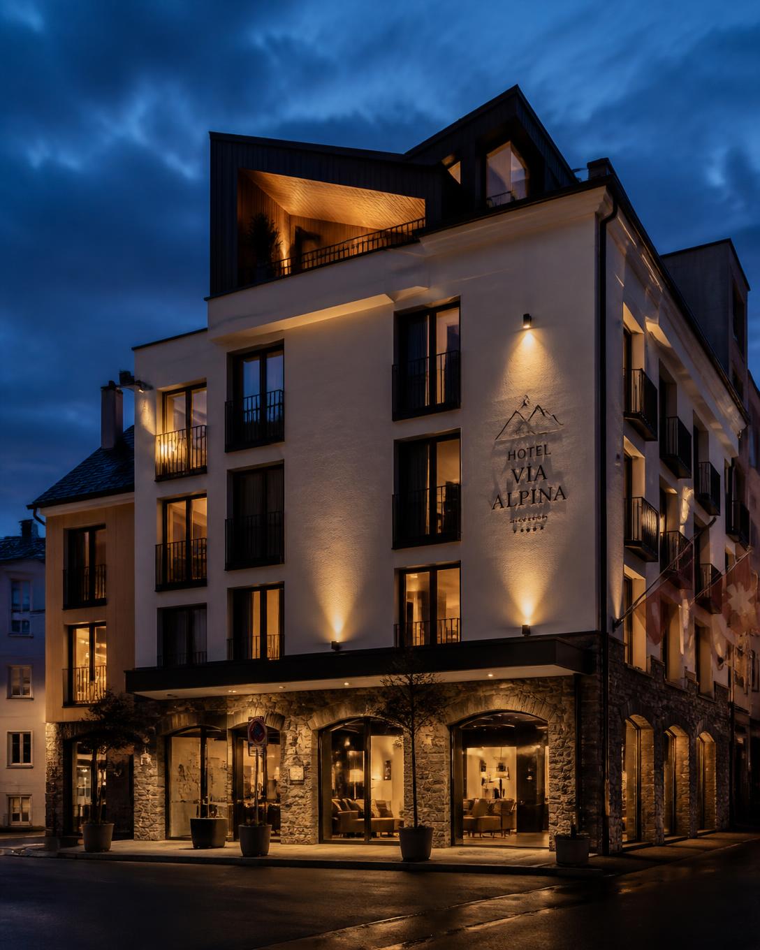 Boutiquehotel bij schemering met verlichte gevel